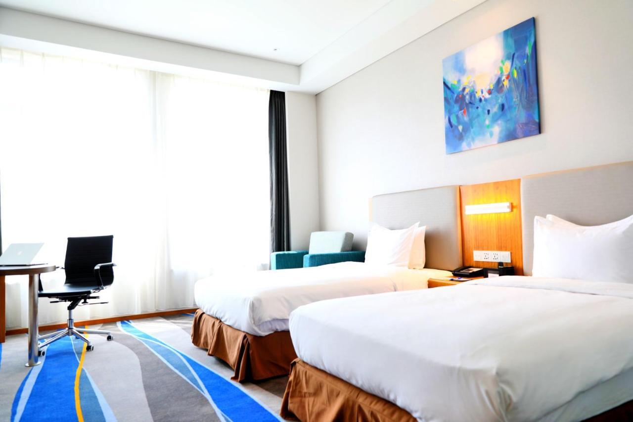 Holiday Inn Express Luoyang Xiyuan Екстер'єр фото