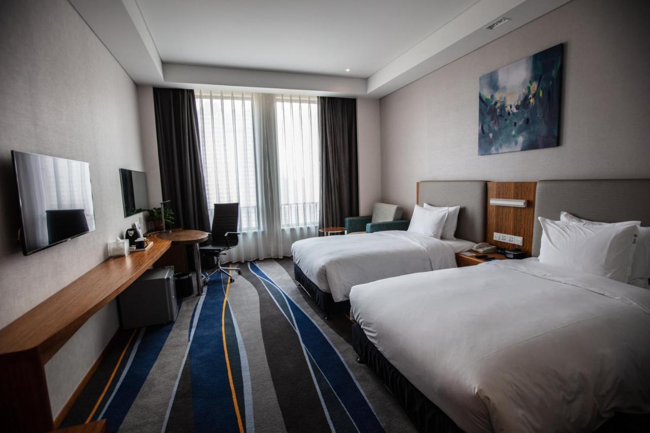 Holiday Inn Express Luoyang Xiyuan Екстер'єр фото