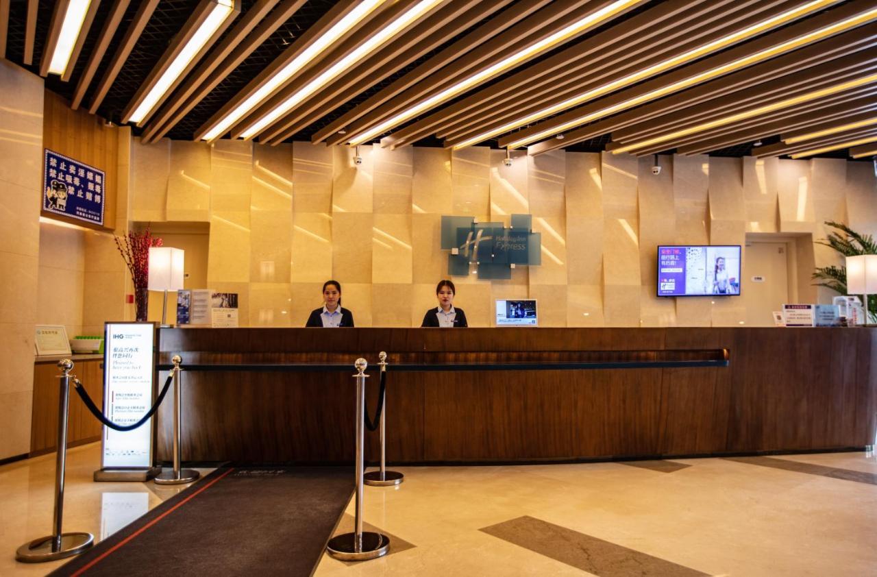 Holiday Inn Express Luoyang Xiyuan Екстер'єр фото